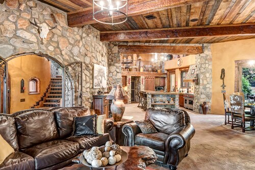 Casa de las Cruces: Mountain Retreat with Pool sleeps 10 near Scottsdale - Cave Creek