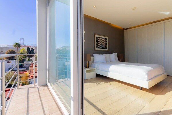 1 Schlafzimmer, Zimmersafe, Schreibtisch, Bügeleisen/Bügelbrett