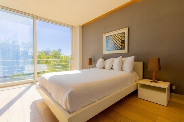 1 slaapkamer, een kluis op de kamer, een bureau