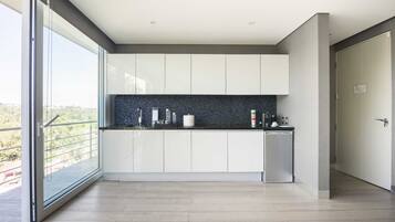 Jääkaappi, mikroaaltouuni, uuni, liesi