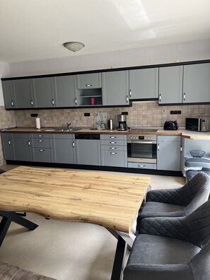 Fridge, microwave, oven, stovetop - Modernes und Freistehendes Ferienhaus für Großfamilien (Upgant-Schott)