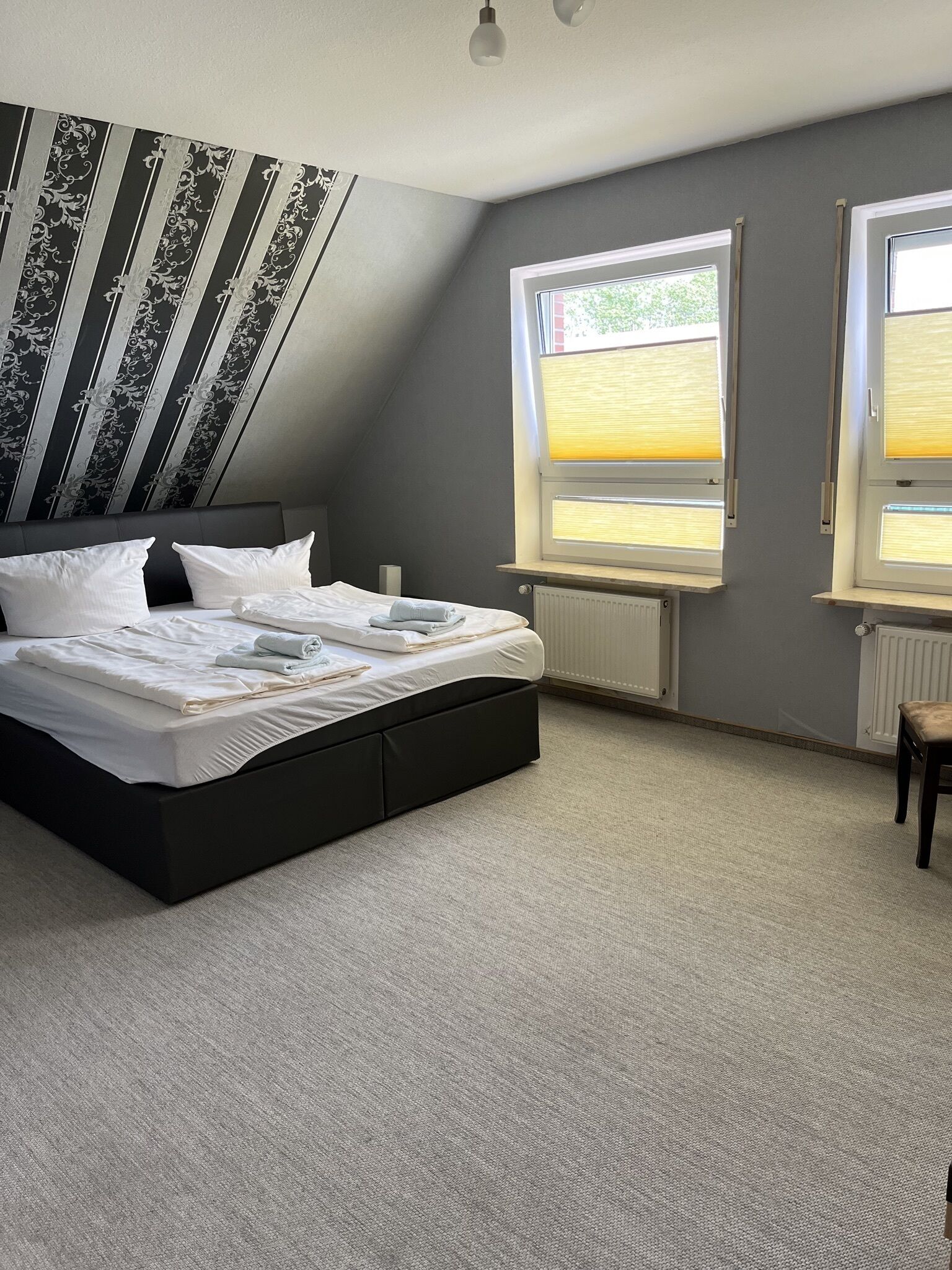 7 bedrooms, WiFi, bed sheets