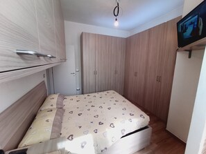 2 habitaciones, escritorio, tabla de planchar con plancha y wifi 