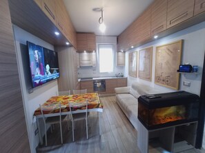 Televisión de pantalla plana y consola de videojuegos 