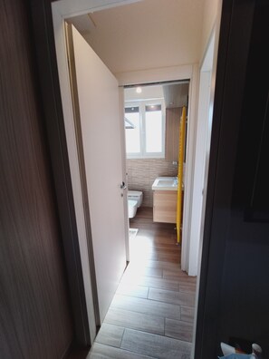 Regadera, amenidades de baño gratuitas, secadora de cabello, batas 