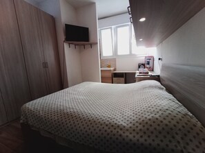 2 bedrooms, desk, iron/ironing board, WiFi
