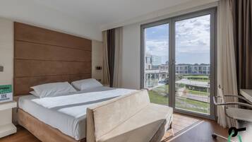 Comfort Room | 1 bedroom, minibar, in-room safe, desk