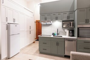 Een koelkast, een magnetron, een oven, een kookplaat