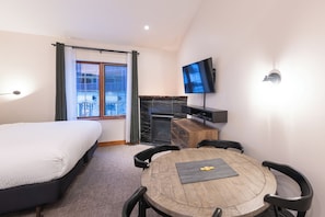 Iron/ironing board, WiFi, bed sheets, wheelchair access - Hearthstone Lodge #406 (Sun Peaks)