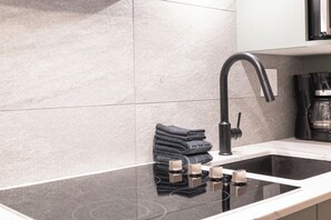 Kühlschrank, Mikrowelle, Ofen, Herdplatte