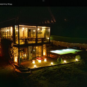 Una piscina al aire libre