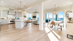 Una cocina amplia con electrodomésticos modernos, un comedor con vistas y una isla grande.