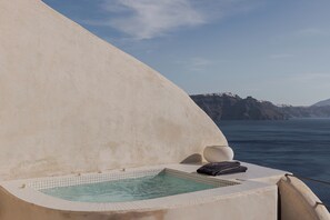 Outdoor spa tub -
Satori Caves by Thireon (Oia)