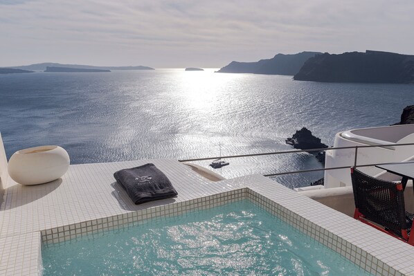 Outdoor spa tub -
Satori Caves by Thireon (Oia)
