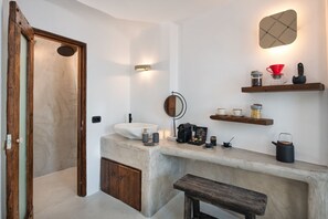 Chuveiro, secador de cabelo, toalhas de banho, sabonete