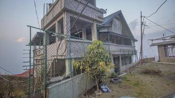 Vista frontal de la propiedad