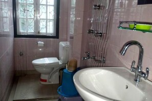 Shower, rainfall showerhead, free toiletries, towels