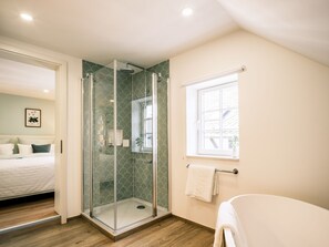 Dobbeltrom – superior | Bad | Dusj, regndusjhode, hårføner og håndklær