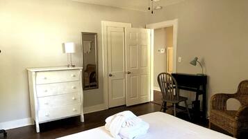 2 habitaciones, escritorio, tabla de planchar con plancha y wifi gratis