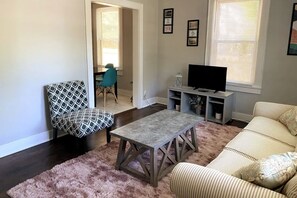 TV - Lovely 2BR/1BA Gem - Only 10 Minutes to Downtown Charleston! (North Charleston)