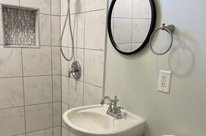 Shower, towels, toilet paper - Lovely 2BR/1BA Gem - Only 10 Minutes to Downtown Charleston! (North Charleston)