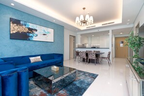 Departamento panorámico | Área de sala de estar | Smart TV de 60 pulgadas con canales digitales y Netflix 