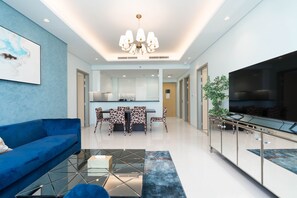 Departamento panorámico | Área de sala de estar | Smart TV de 60 pulgadas con canales digitales y Netflix 