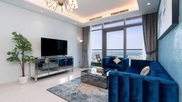 Appartement Panoramique | Coin séjour | TV connectée de 60 pouces avec chaßnes numériques, Netflix