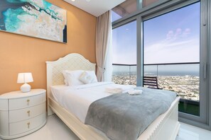 Panoramic Apartment | 3 bedrooms, in-room safe, individually decorated, individually furnished - Lux BnB Paramount Midtown I Ocean View (Dubai)