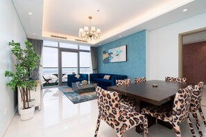 In-room dining - Lux BnB Paramount Midtown I Ocean View (Dubai)