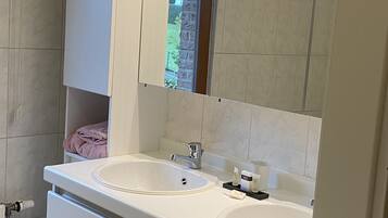 Haartrockner, Handtücher, Seife, Shampoo