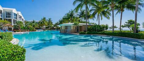 Una piscina al aire libre, una piscina climatizada