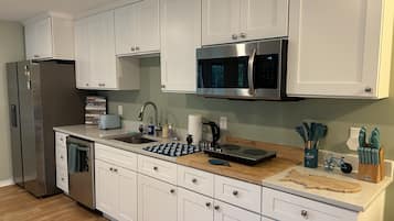 Réfrigérateur, micro-ondes, plaque de cuisson, lave-vaisselle