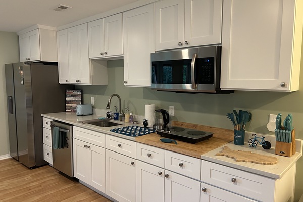 Réfrigérateur, micro-ondes, plaque de cuisson, lave-vaisselle