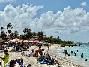 Chaises longues, serviettes de plage