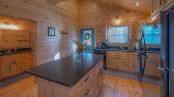 Kühlschrank, Herdplatte, Wasserkocher mit Kaffee-/Teezubehör