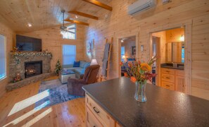 Interior - Your Escape Awaits! King Bed & Dog Yard for the pups! (Murphy)