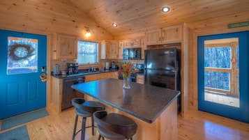 Kühlschrank, Herdplatte, Wasserkocher mit Kaffee-/Teezubehör