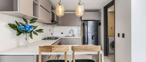 ثلاجة، ميكروويف، فرن، موقد طهي مسطح