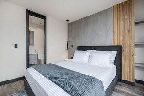 3 室のベッドルーム、デスク、アイロン / アイロン台、旅行用ベビーベッド