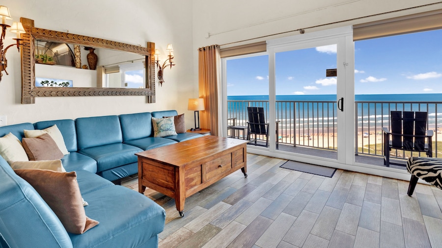 Aquarius Penthouse #2, Dahktari 4 Bedroom Condo by RedAwning