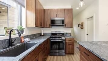 Townhouse, 3 kamar tidur | Dapur pribadi | Lemari es, oven, mesin pembuat kopi/teh, dan pemanggang roti