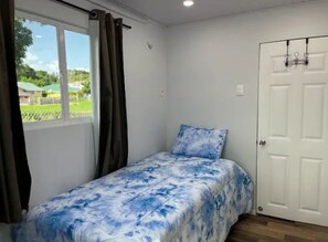 2 bedrooms, iron/ironing board, WiFi, bed sheets - Luna Nova - a cozy container home (Lowlands)