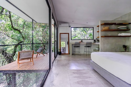 Studio in Santa Teresa, a unique experience of floating in the jungle.