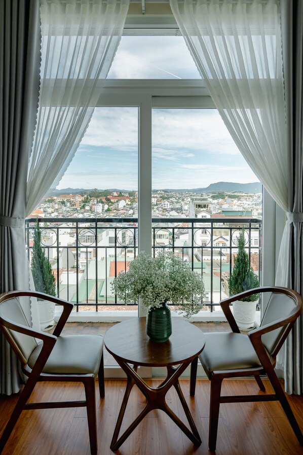 Ropa de cama de alta calidad y caja de seguridad en la habitación