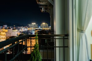 Ropa de cama de alta calidad y caja de seguridad en la habitación