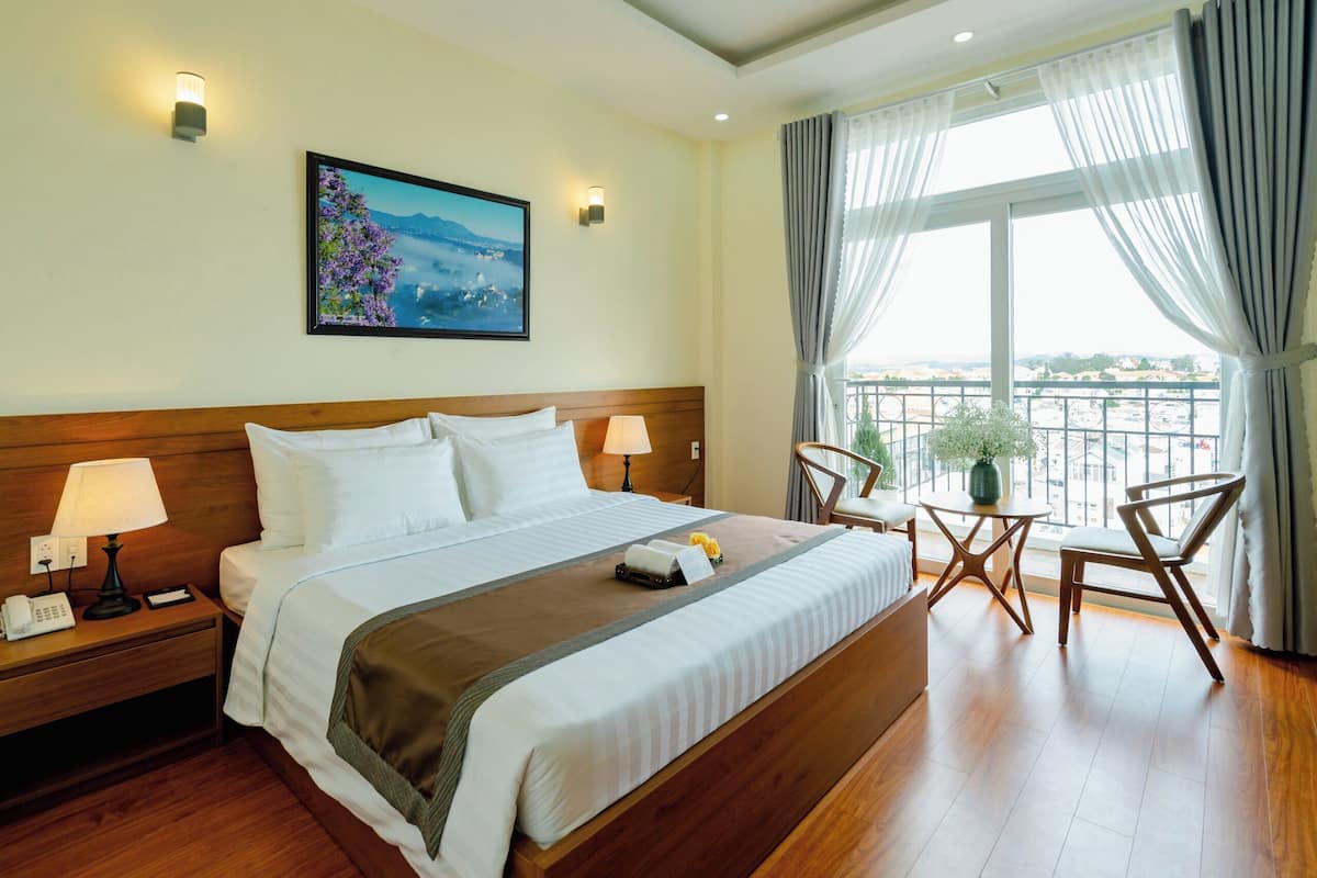 Premium bedding, in-room safe, desk, laptop workspace