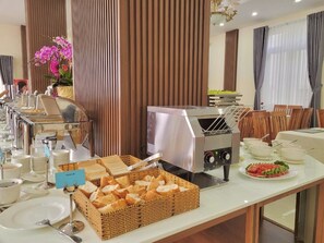 朝食 (ビュッフェ)、毎日提供 (無料)