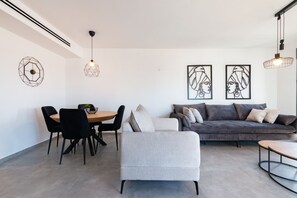 Smart TV - Luxury APT 3 BR New Tower Parking (Or Yehuda)