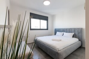 3 bedrooms, free WiFi, bed sheets - Luxury APT 3 BR New Tower Parking (Or Yehuda)